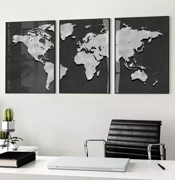 Trio Quadro Decorativo Mapa Mundi Minimalista Textura Prata em ambiente decorado